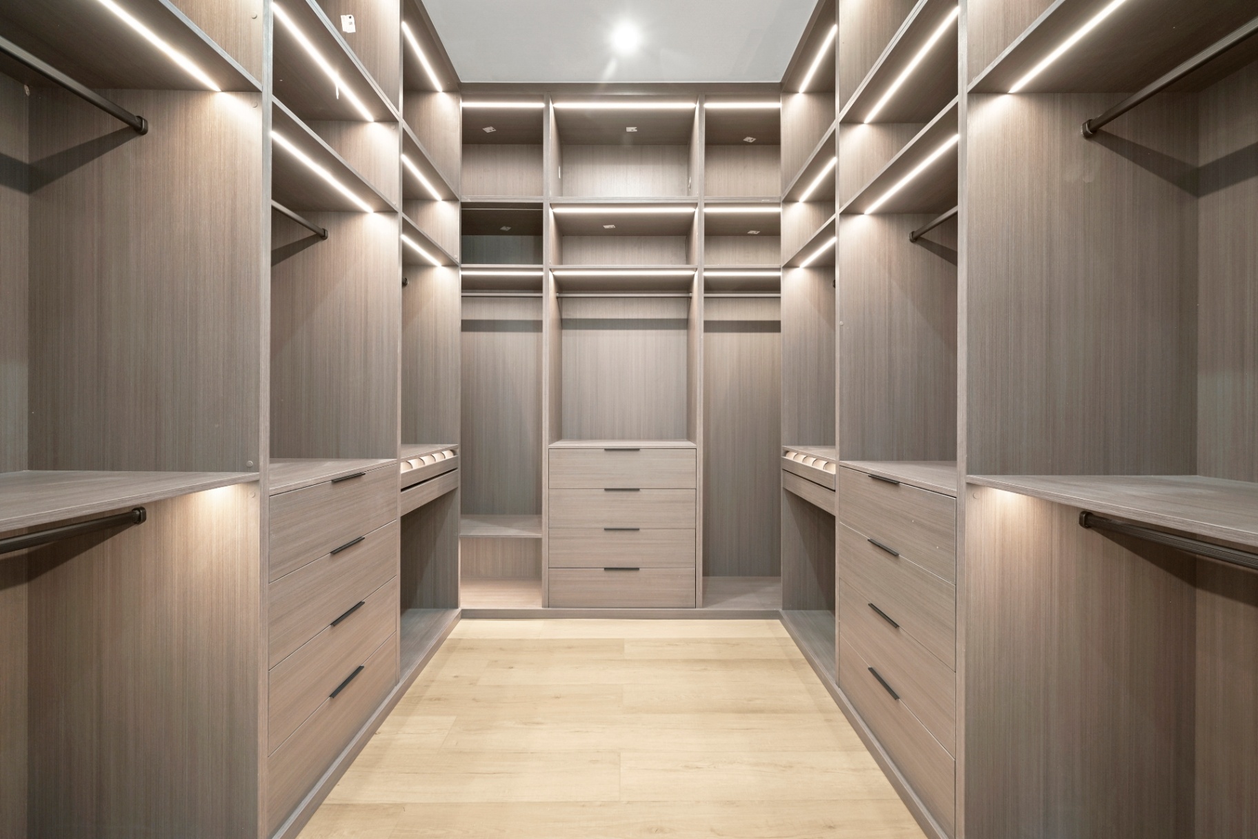Walk-in dressing room